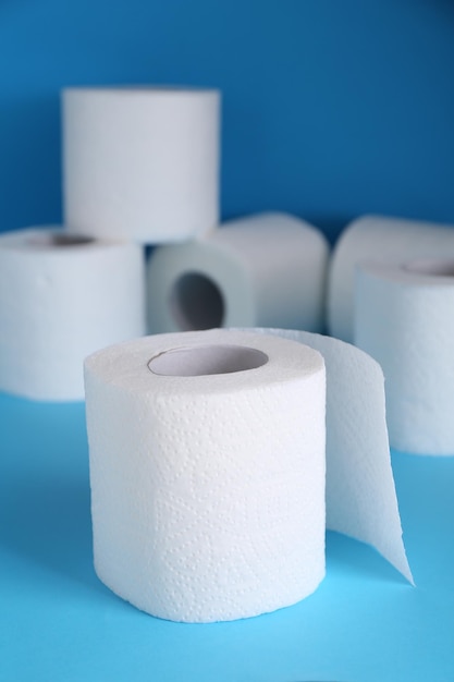 Zachte toiletpapierrollen op lichtblauwe achtergrond