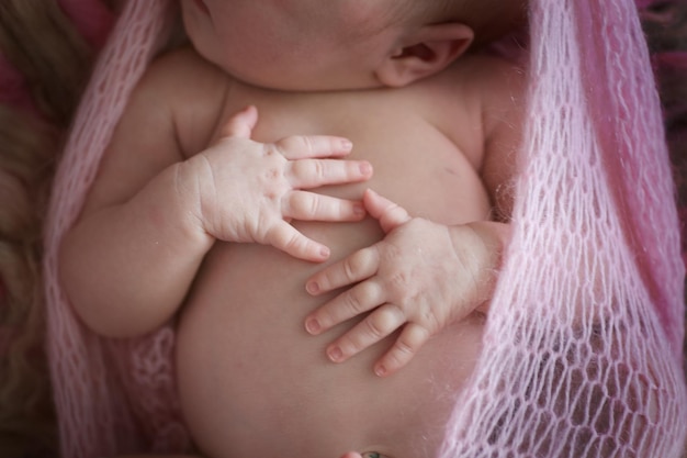 Zachte vingers en handen pasgeboren baby close-up