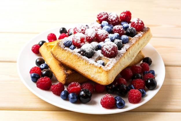 Zachte wafels met bosbessen en frambozen