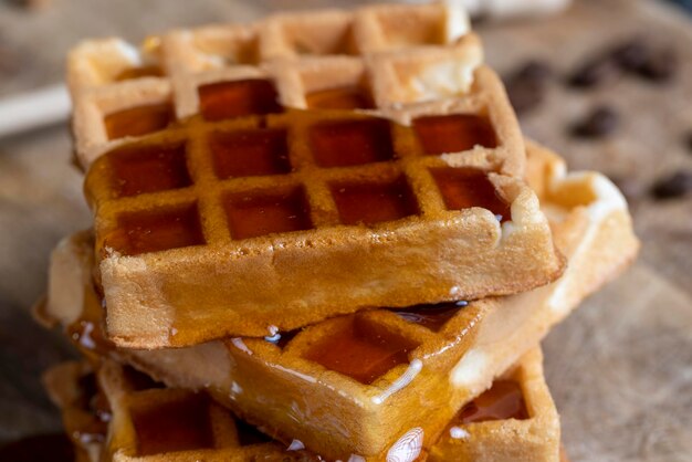 Zachte wafels met natuurlijke bijenhoning op een serveerplank