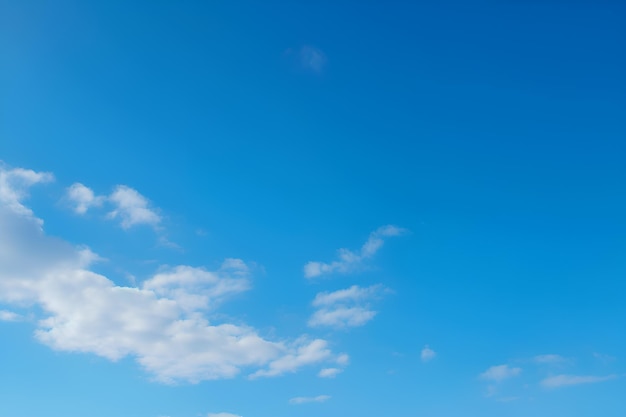 zachte witte wolken in blauwe hemelachtergrond op een zomerdag