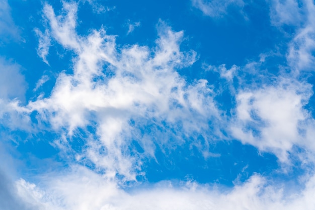 Zachte witte wolken tegen blauwe hemelachtergrond. Bewegingsonscherpte hemel cloudscape