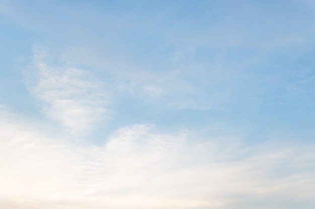 Zachte wolk met blauwe hemelachtergrond