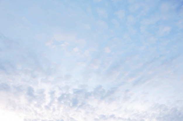 Zachte wolk met blauwe hemelachtergrond