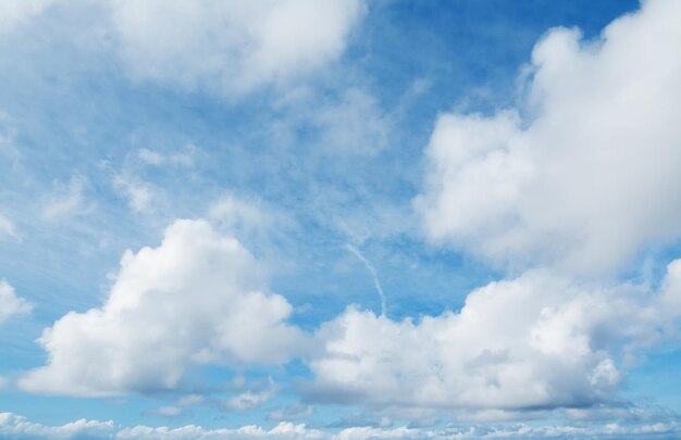 Zachte wolken aan de blauwe lucht