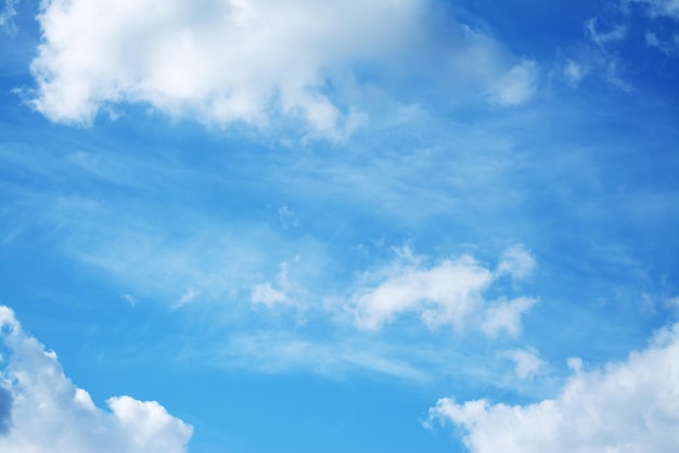 Zachte wolken aan de blauwe lucht