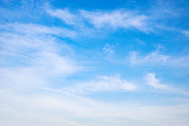 Zachte wolken en blauwe hemelachtergrond