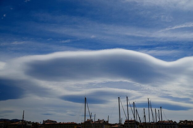 Zachte wolken in marseille