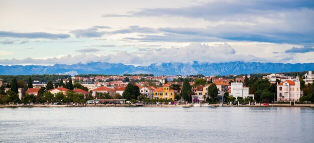 Zadar waterkant uitzicht met bergen Velebit in de verte, Kroatië