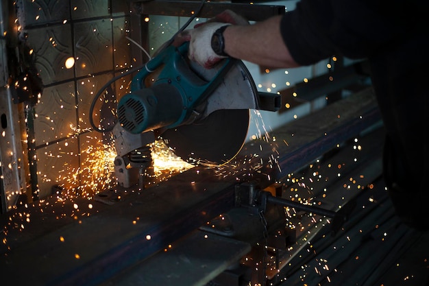Zagen van stalen cirkelzaag en vonken productie details metaal snijden details van het werk