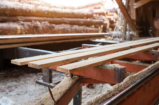 Zagerij Houten planken in een zagerij of in een timmerwerkplaats Zagen drogend hout