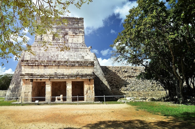 Zagolovok Maya-tempel Chichen Itza Mexico Maya Rituele structuren Maya-ruïnes