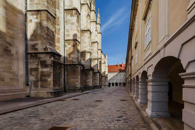 Zagreb 28 maart 2019 Buiten de zijmuren van de middeleeuwse kathedraal van Zagreb en geplaveide binnenplaats met bogen galerijen en bijgebouwen de basiliek op Kaptol is het hoogste gebouw in Kroatië