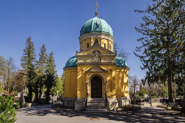 Zagreb Kroatië 28 maart 2019 Kapel van de Heiligen Petrus en Paulus in Mirogoj Begraafplaats op een zonnige lente dag Een van de mooiste begraafplaatsen in Europa met begraafplaats park en open kunstgalerij