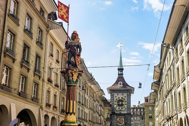 Zahringen-fontein en Zytglogge-klokkentoren op Kramgasse-straat in het oude stadscentrum van Bern, Zwitserland
