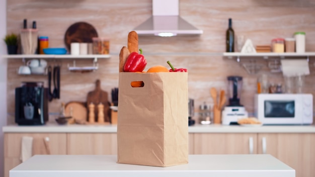 Zak boodschappen van supermarkt in keuken. Biologische levensstijl gezonde jonge aankoop bij supermarkt, boodschappentas voor verse groenten boodschappen