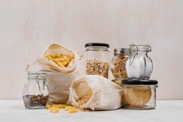 Zak met pasta en ingrediënten in potten