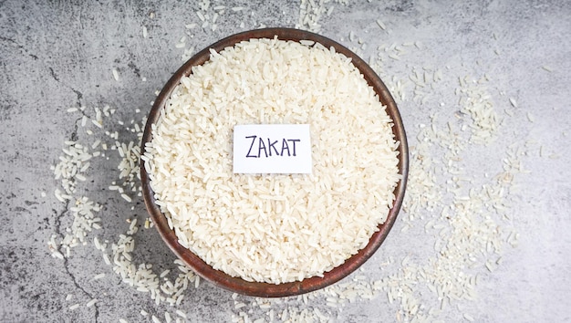 Zakat concept Woorden Zakat Al Fitr en rijst Het geven van zakat fitrah vóór Eid alFitr in de vorm van rijst