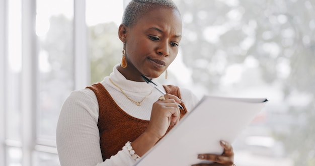 Zakelijk denken en zwarte vrouw schrijven op documenten die werken aan rapportproject en voorstel Visie-ideeën en drukke vrouwelijke werknemer met papierwerk op kantoor brainstormen planning en strategie