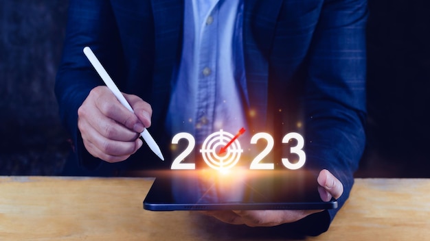 Zakelijk doel en doel 2023 pictogram hand wijzend met 2023 virtueel scherm Begin nieuw jaar 2023 met een doelplan actieplan strategie nieuwe jaar bedrijfsvisie