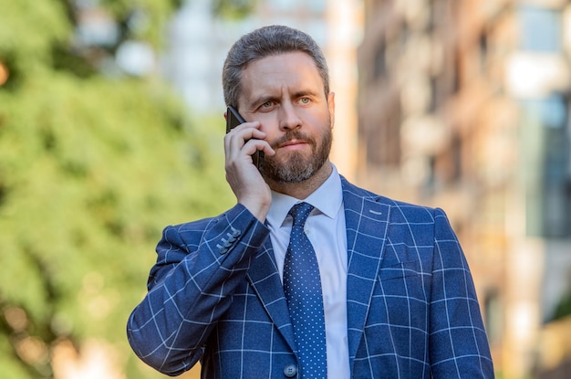 Foto zakelijk gesprek van baas met telefoonbaas met telefoongesprek telefoongesprek