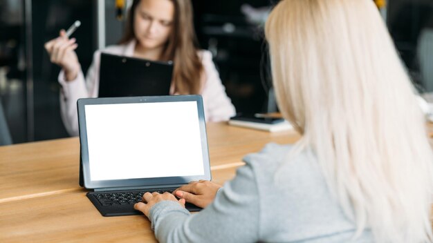 Zakelijk kantoor computer mockup digitale technologie onherkenbare elegante vrouw werkende laptop leeg