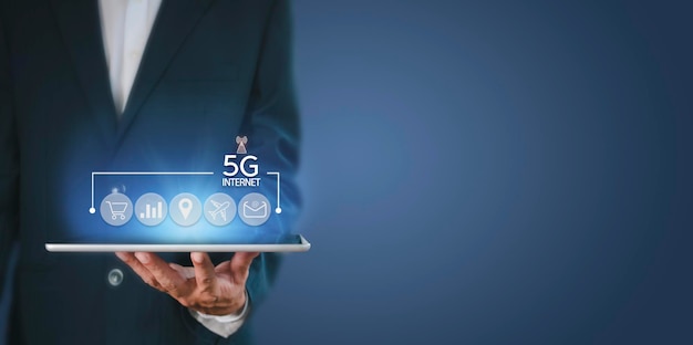 Zakelijk netwerkcommunicatieconcept 5G netwerk internet mobiel Draadloos 5g internet verbindt alle activiteiten in uw handen winkelen financiën reizen locatie contact enz. met kopieerruimtebanner