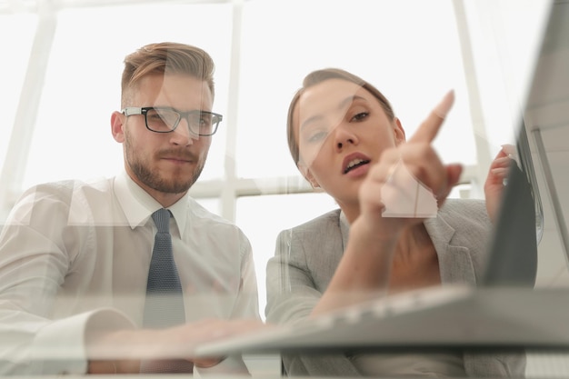 Zakelijk paar dat huidige informatiefoto bespreekt met kopieerruimte