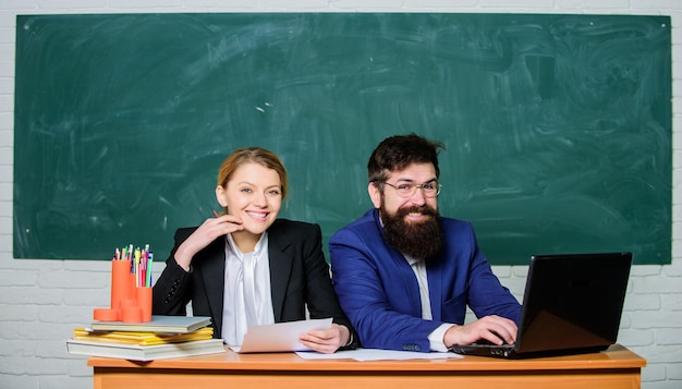 Zakelijk paar gebruikt laptop en documenten papierwerk kantoorleven leraar en student op examen terug naar school Non-formele onderwijszakenman en gelukkige secretaris Klaar voor zijn eindexamen