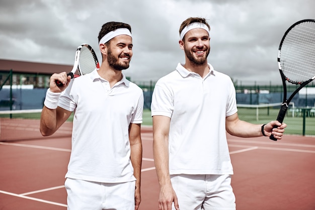 Zakelijk partnerschap en sport zakenpartners die samen sport beoefenen jonge mannen lopen en