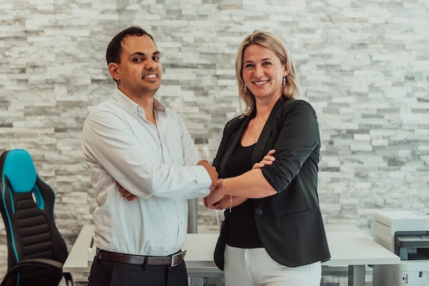 Zakelijk portret van Indiase man en vrouw met gekruiste armen in moderne kantoren