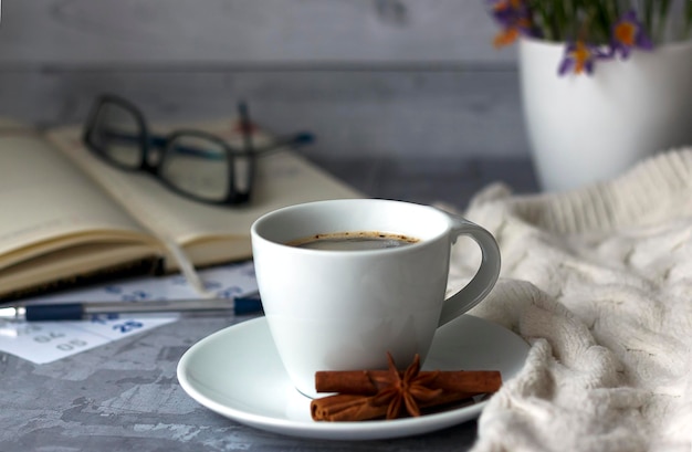 zakelijk stilleven met kopje zwarte koffie en notitieblok