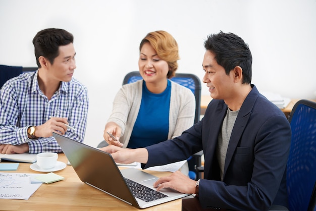 Zakelijk team bijeen om rapport te bespreken