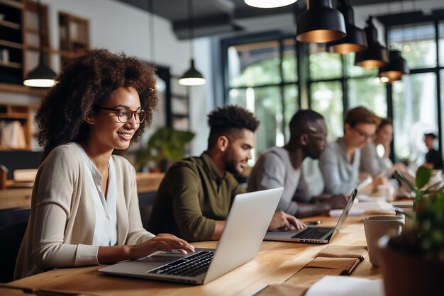 Zakelijk team dat aan een nieuw project werkt en glimlacht Man en vrouw samen in een modern kantoor voor projectbespreking