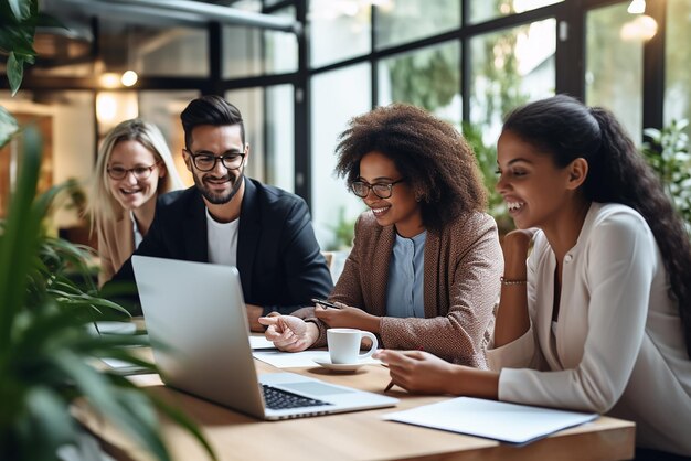 Zakelijk team dat aan een nieuw project werkt en glimlacht Man en vrouw samen in een modern kantoor voor projectbespreking