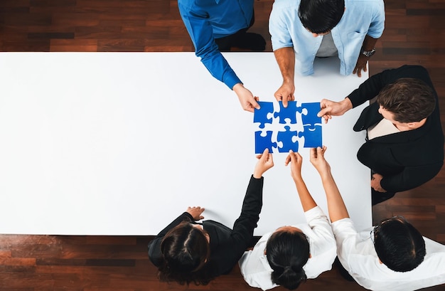 Foto zakelijk team dat een puzzel samenvoegt prudent