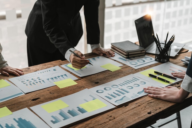 Zakelijk team dat werkt met een nieuw opstartprojectplan en discussie voor financiële strategie met laptop en digitale tablet in een modern bedrijfskantoor