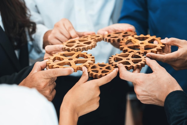 Foto zakelijk team dat zich bij tandwiel voegt in circulaire samen prudent