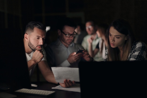 Zakelijk team gebruikt gadgets om het probleem op te lossenmensen en technologie