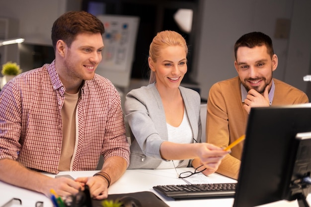 Foto zakelijk team met computer dat tot laat op kantoor werkt