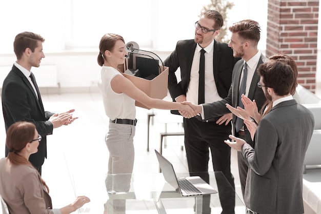 Zakelijk team verwelkomt de nieuwe werknemer op de werkplekfoto met kopieerruimte