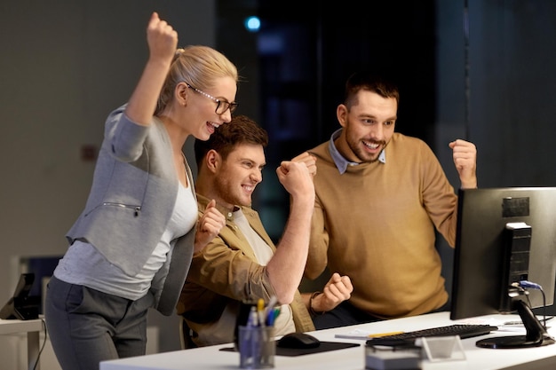 zakelijk team viert succes op het nachtkantoor