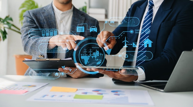 Zakelijk team werkt aan virtuele moderne smartphone om CO2-uitstoot te verminderen, koolstofvoetafdruk, klimaatverandering om de opwarming van de aarde te beperken, Duurzame ontwikkeling en groen bedrijfsconcept