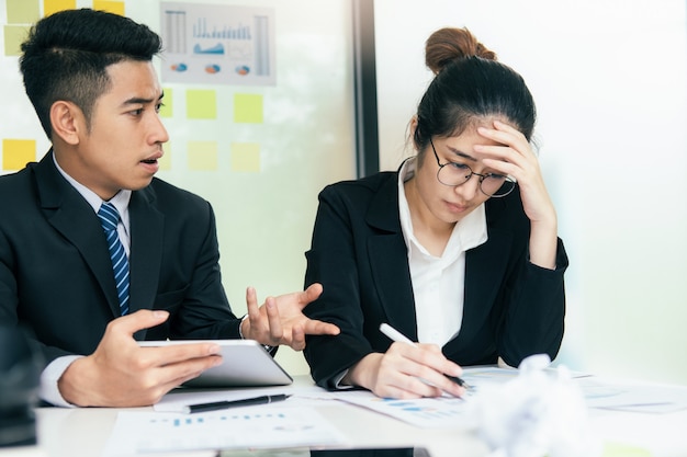 Zakelijk teamwerk de schuld gevende partner en serieuze discussie.