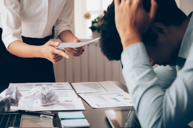 Zakelijk teamwerk geeft de schuld aan partner en serieuze discussie.