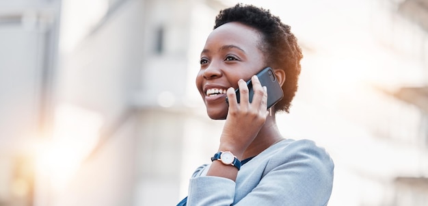 Zakelijk telefoontje en zwarte vrouw in de stad met glimlachgesprek en mobiel netwerken op mockup-ruimte Bannergezicht en gelukkige werknemer praten op smartphone voor contactchat en denken op straat