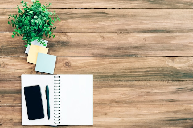 Zakelijke agenda op een houten tafel