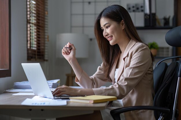 Zakelijke Aziatische vrouw die rekenmachine gebruikt voor wiskunde financiën op houten bureau in kantoor belasting boekhouding financieel concept