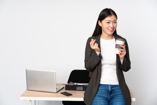 Zakelijke Aziatische vrouw op haar werkplek