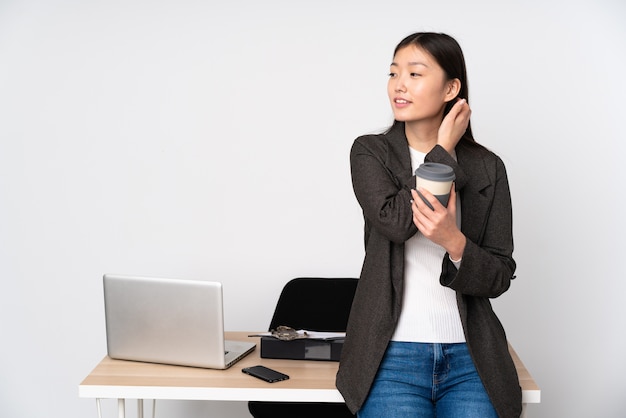 Zakelijke Aziatische vrouw op haar werkplek